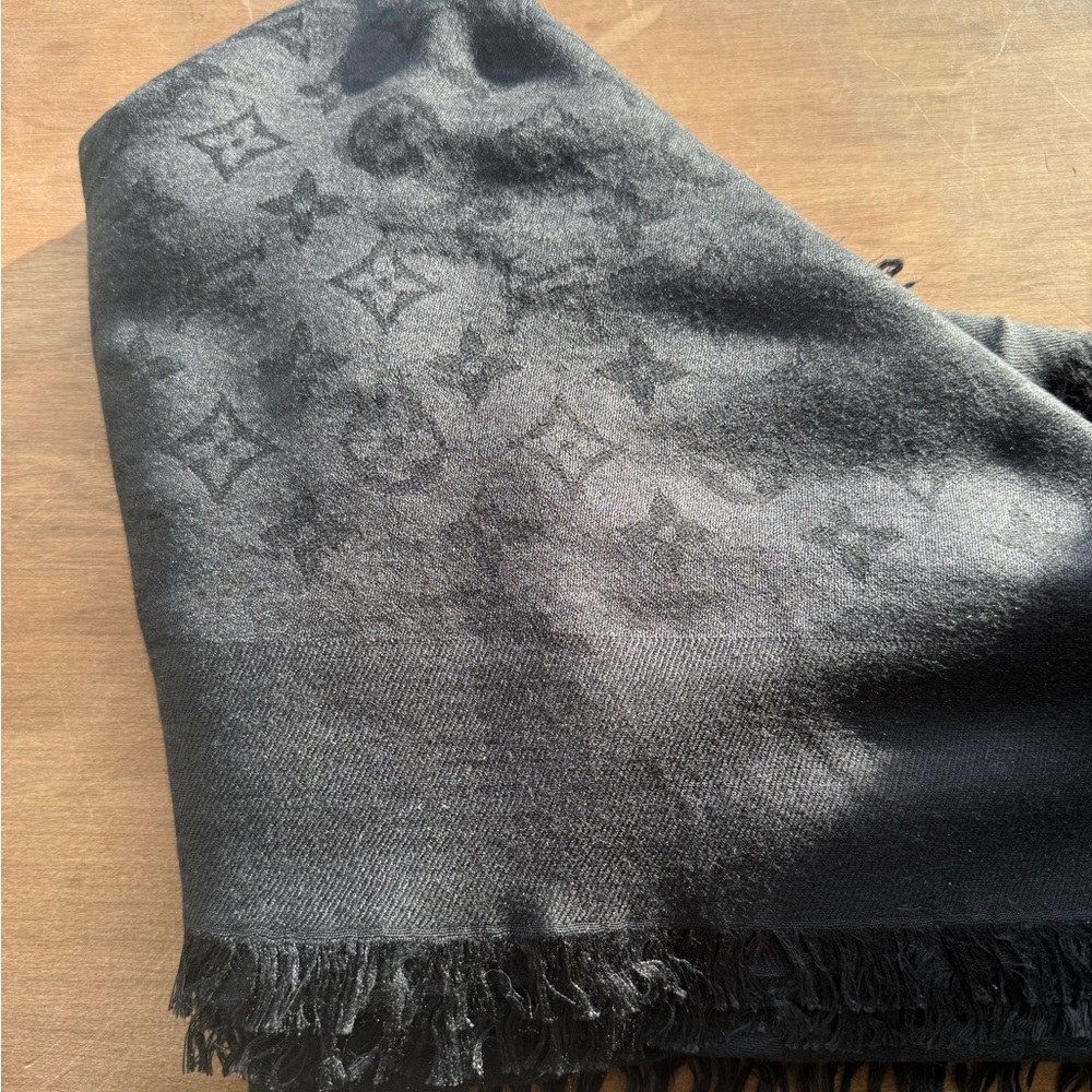 Louis Vuitton Elegant Black Wrap - Picture 7 of 10